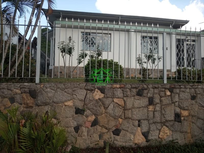 Casa Térrea 3 Dormitórios Alto da Lapa com 6 Vagas