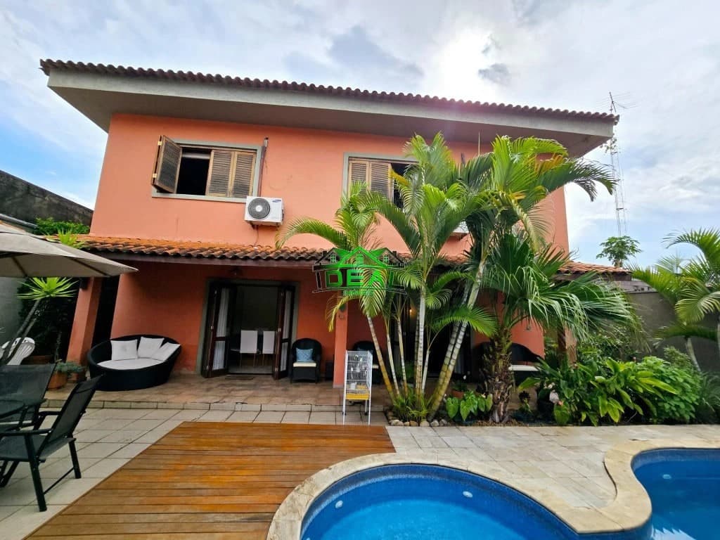 Sobrado 4 Dormitórios, 2 Suítes e Piscina - Vila Romana
