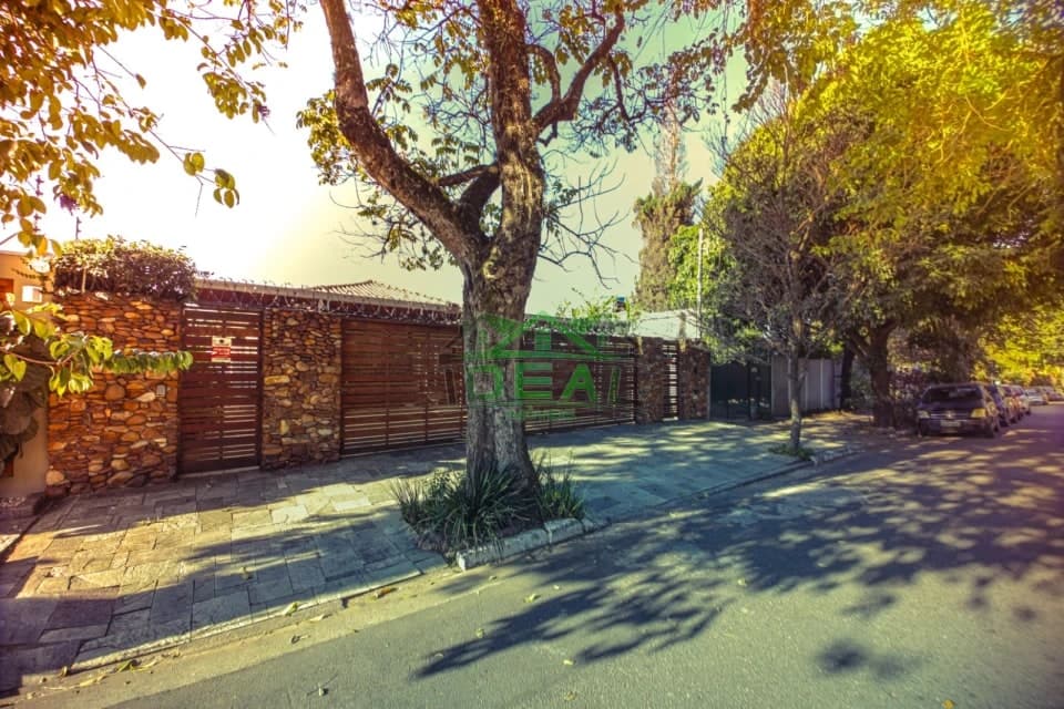 Excelente Casa a venda e Locação, 3 suítes,4 vagas.