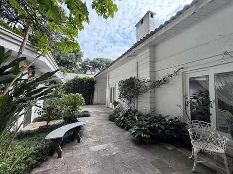 Linda Casa na Vila Madalena, 5 Suítes, 4 Vagas, Quintal e Churrasqueira